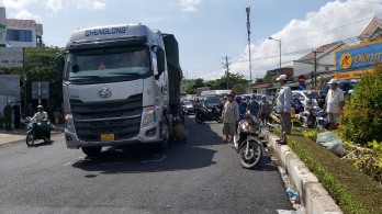 Tiền Giang: Xe máy và xe đầu kéo va nhau, bé gái tử vong trên đường đi học về