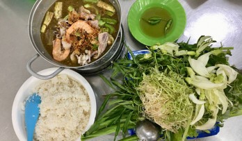 Mỹ Tho 'tánh kỳ': Lẩu mắm khổ qua sống cắt lát, nước mía rau câu 'full topping'