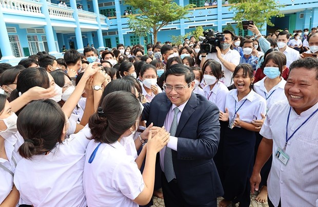 Thủ tướng Phạm Minh Chính với học sinh Trường THPT Dân tộc nội trú Huỳnh Cương. (Ảnh: Dương Giang-TTXVN)