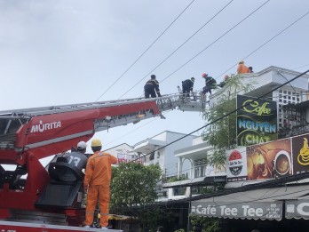 Tai nạn điện Bạc Liêu: Chuyển tôn lợp mái nhà, 2 người bị điện giật nguy kịch