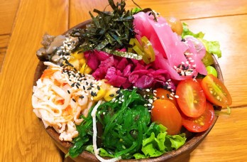 Tô salad poke đầy màu sắc kiểu Hawaii có gì mà giới trẻ Việt đang ghiền?