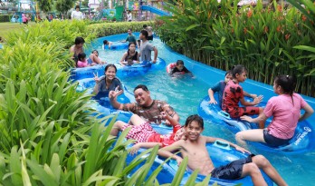 Long An: Công viên nước Dino Water Park đón hàng ngàn lượt khách trong vòng 3 ngày