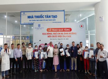 Bệnh viện Đại học Y Tân Tạo tặng quà cho gia đình, trẻ em ảnh hưởng bởi chất độc da cam