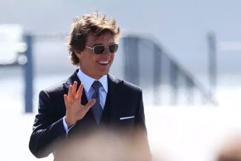 Tom Cruise 59 tuổi, tự lái trực thăng đến thảm đỏ