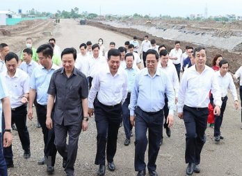 PM tours socio-economic establishments in Thai Binh