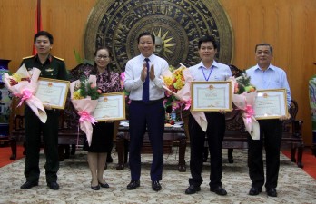 Tặng bằng khen cho 4 đơn vị tài trợ Chương trình 'Sóng và máy tính cho em'