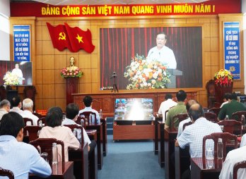 Khẩn trương, đoàn kết, thống nhất, kiên quyết, kiên trì thực hiện các nghị quyết của Đảng