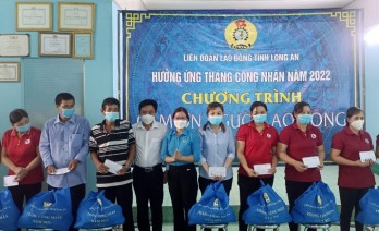 Tặng quà cho công nhân, lao động tại Thủ Thừa