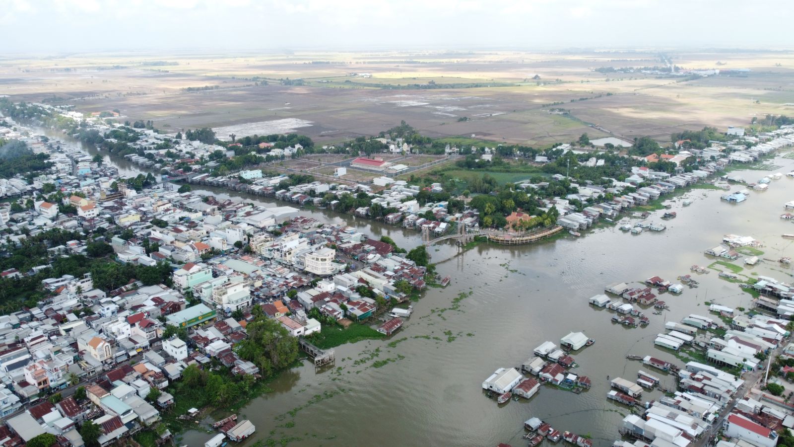 Bên những dòng kênh đào huyền thoại