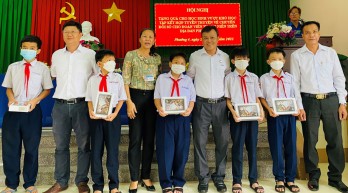 Tặng quà cho học sinh vượt khó học tập, tuyên truyền chuyển đổi số cho đoàn viên, thanh niên