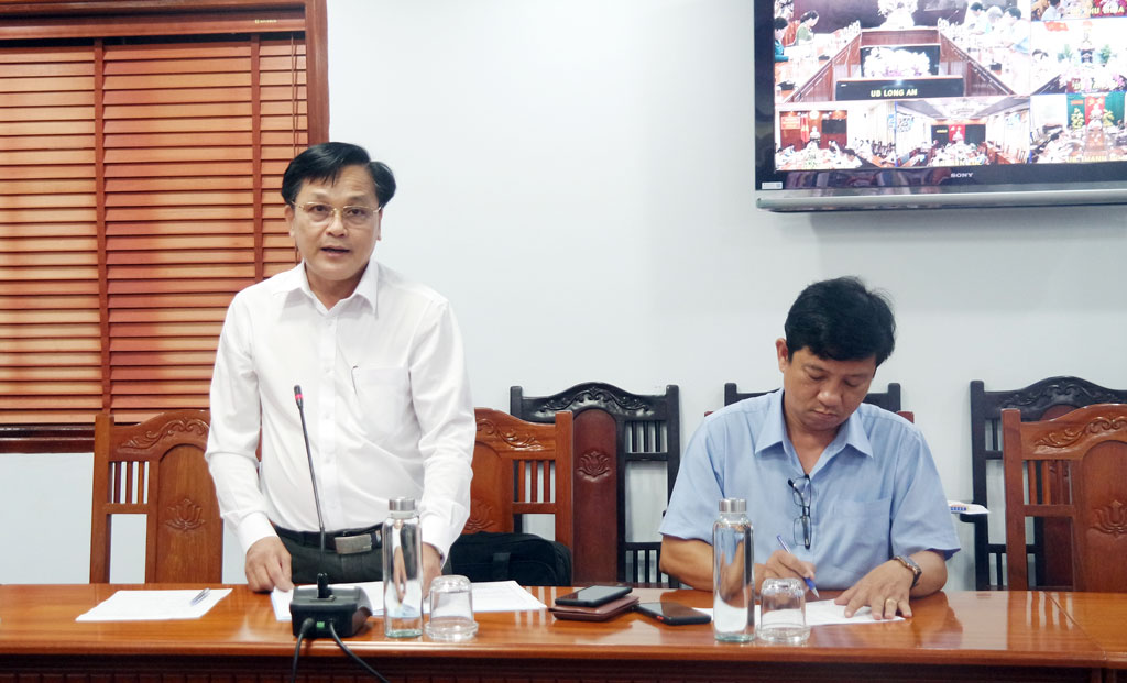 Deputy Director of the Department of Health - Bui Quoc Dung reports on the situation of vaccination against Covid-19 in the province