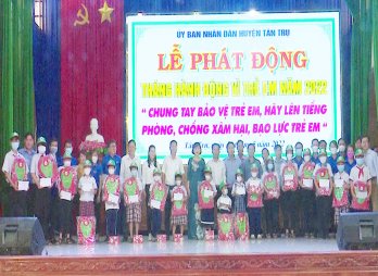 Tân Trụ phát động tháng hành động vì trẻ em và tặng quà trẻ em có hoàn cảnh khó khăn