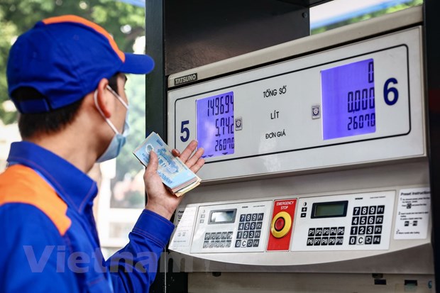 Một trong những cửa hàng của Petrolimex chuẩn bị niêm yết giá mới. (Ảnh: PV/Vietnam+)