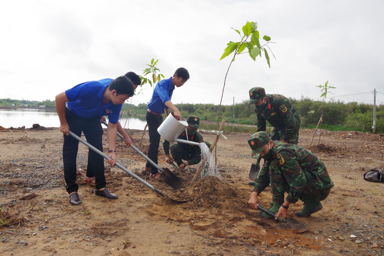 Cán bộ, chiến sĩ và đoàn viên, thanh niên tham gia trồng cây xanh trên địa bàn xã Thạnh An, huyện Thạnh Hóa