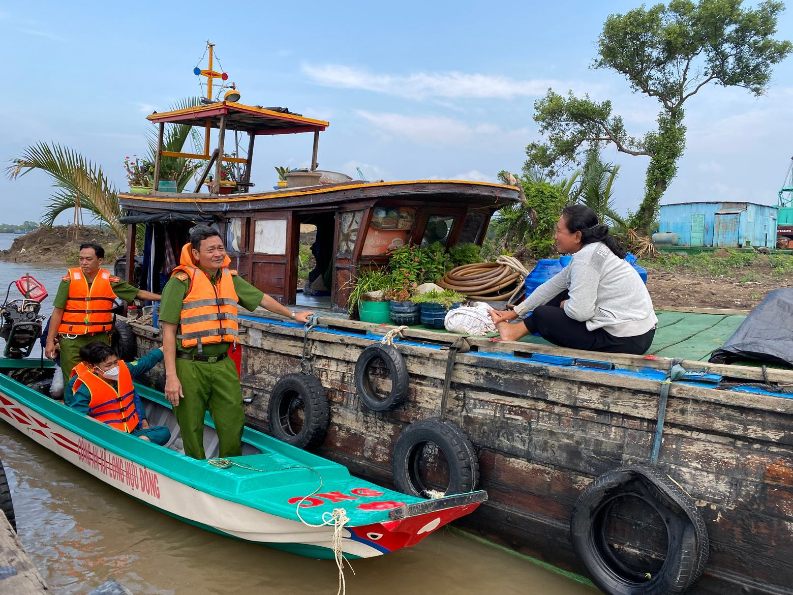 Công an xã Long Hựu Đông tuyên truyền, vận động người dân sống trên sông chấp hành nghiêm các quy định của pháp luật