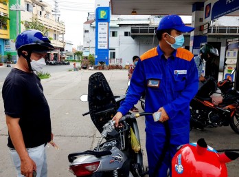 Giá xăng tăng kỷ lục, người dân càng phải thắt chặt chi tiêu