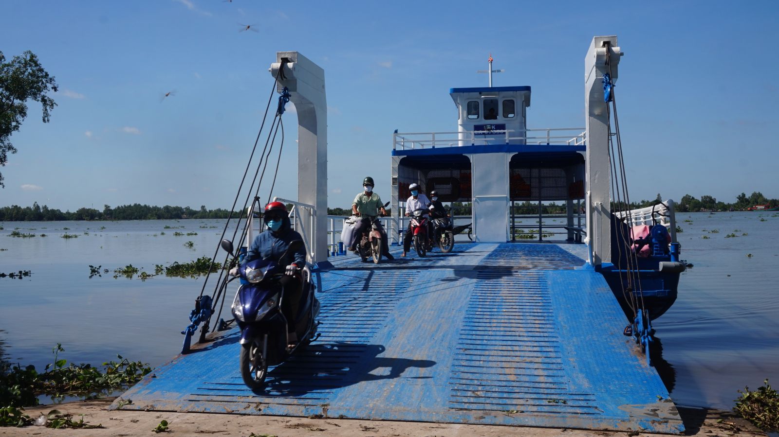 Bến phà Long Hựu Tây luôn bảo đảm an toàn cho hành khách