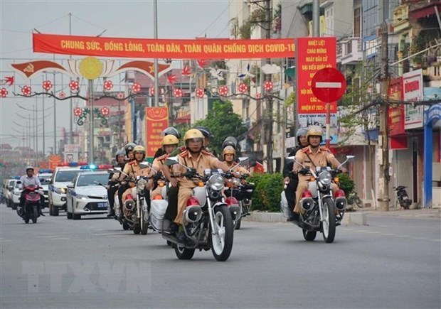 Lực lượng Cảnh sát giao thông tuần hành trên tuyến phố. (Ảnh: Xuân Tiến/TTXVN)