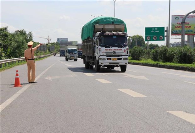 Lực lượng Cảnh sát giao thông, Công an tỉnh Bắc Ninh điều khiển giao thông tại cao tốc Hà Nội-Lạng Sơn, đoạn đi qua thành phố Bắc Ninh. (Ảnh: Thanh Thương/TTXVN)