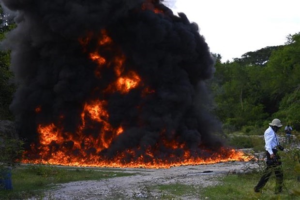 Cảnh sát thiêu hủy một lượng ma túy thu giữ tại Ilopango (El Salvador), ngày 10/8/2021. (Ảnh: AFP/TTXVN)