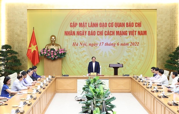 Thủ tướng Phạm Minh Chính chúc mừng các cơ quan báo chí nhân Ngày Báo chí cách mạng Việt Nam. (Ảnh: Dương Giang/TTXVN)