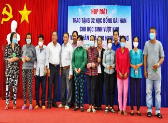 Đức Hòa trao học bổng dài hạn cho học sinh khó khăn, quà cho người cơ nhỡ