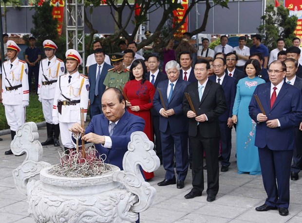 Chủ tịch nước Nguyễn Xuân Phúc dâng hương tại Khu lưu niệm Tổng Bí thư Nguyễn Văn Cừ, phường Phù Khê, thành phố Từ Sơn, tỉnh Bắc Ninh. (Ảnh: Thống Nhất/TTXVN)