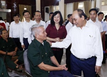 President presents gifts to war invalids in Bac Ninh province