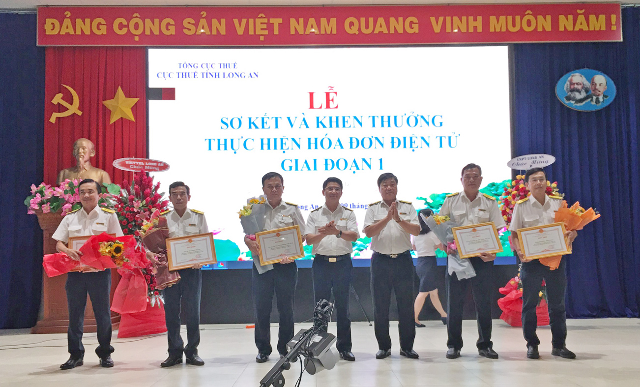 Cục trưởng Cục Thuế tỉnh - Nguyễn Văn Thủy trao thưởng cho các tập thể hoàn thành xuất sắc nhiệm vụ triển khai, thực hiện hóa đơn điện tử giai đoạn 1 năm 2022