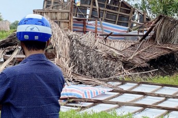 Bạc Liêu có mưa lớn kèm dông lốc liên tục làm sập, tốc mái hàng chục ngôi nhà