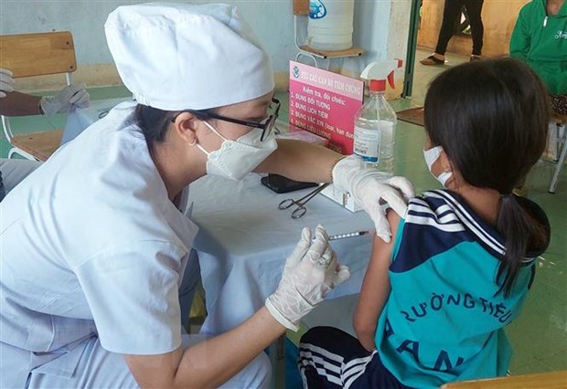 Triển khai tiêm vaccine phòng COVID-19 cho học sinh ở xã Ma Nới, huyện Ninh Sơn. (Ảnh: Công Thử/TTXVN)