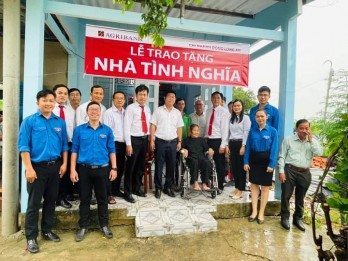 Agribank Đông Long An trao nhà tình nghĩa ở Tân Trụ