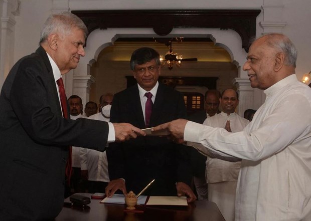 Ông Dinesh Gunawardena tuyên thệ nhậm chức Thủ tướng trước Tổng thống Ranil Wickremesinghe tại Colombo ngày 22/7. (Nguồn: Reuters)