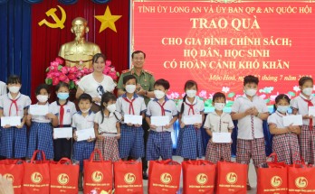 Tặng quà gia đình chính sách; hộ dân, học sinh có hoàn cảnh khó khăn tại các huyện Mộc Hóa, Thạnh Hóa