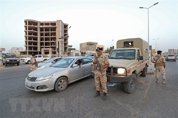 Binh sỹ Libya gác tại một điểm kiểm soát ở Đông Nam thủ đô Tripoli ngày 4/9/2021. (Ảnh: AFP/TTXVN)