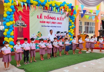 Hội Doanh nhân trẻ TP.Tân An trao quà tại Trường Tiểu học Nguyễn Văn Dinh