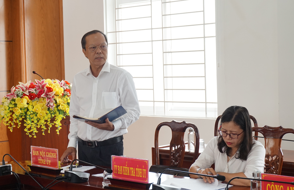 Deputy Head of the Internal Affairs Department of the Provincial Party Committee - Nguyen Thien Hoa reports on the Board's activities