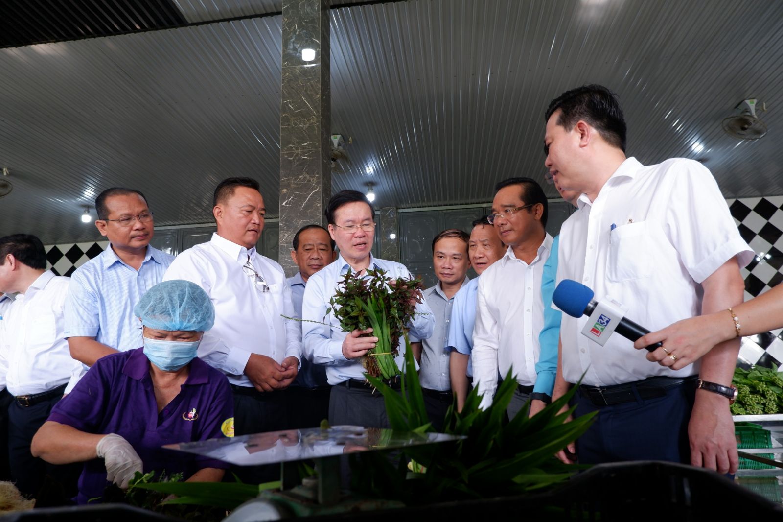 Politburo member, Standing member of the Secretariat of the Party Central Committee - Vo Van Thuong (middle) surveys the vegetable preliminary processing house of Phuoc Thinh agricultural production, trade and service cooperative