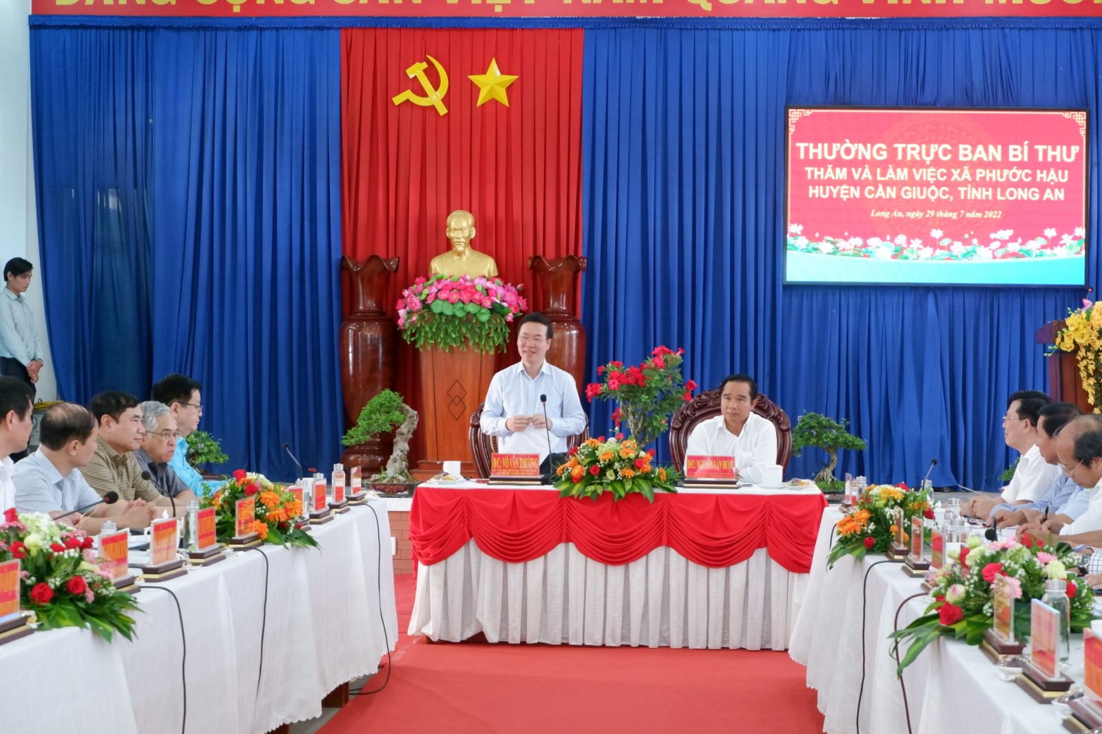 Politburo member, Permanent member of the Secretariat of the Party Central Committee - Vo Van Thuong speaks and directs at the meeting