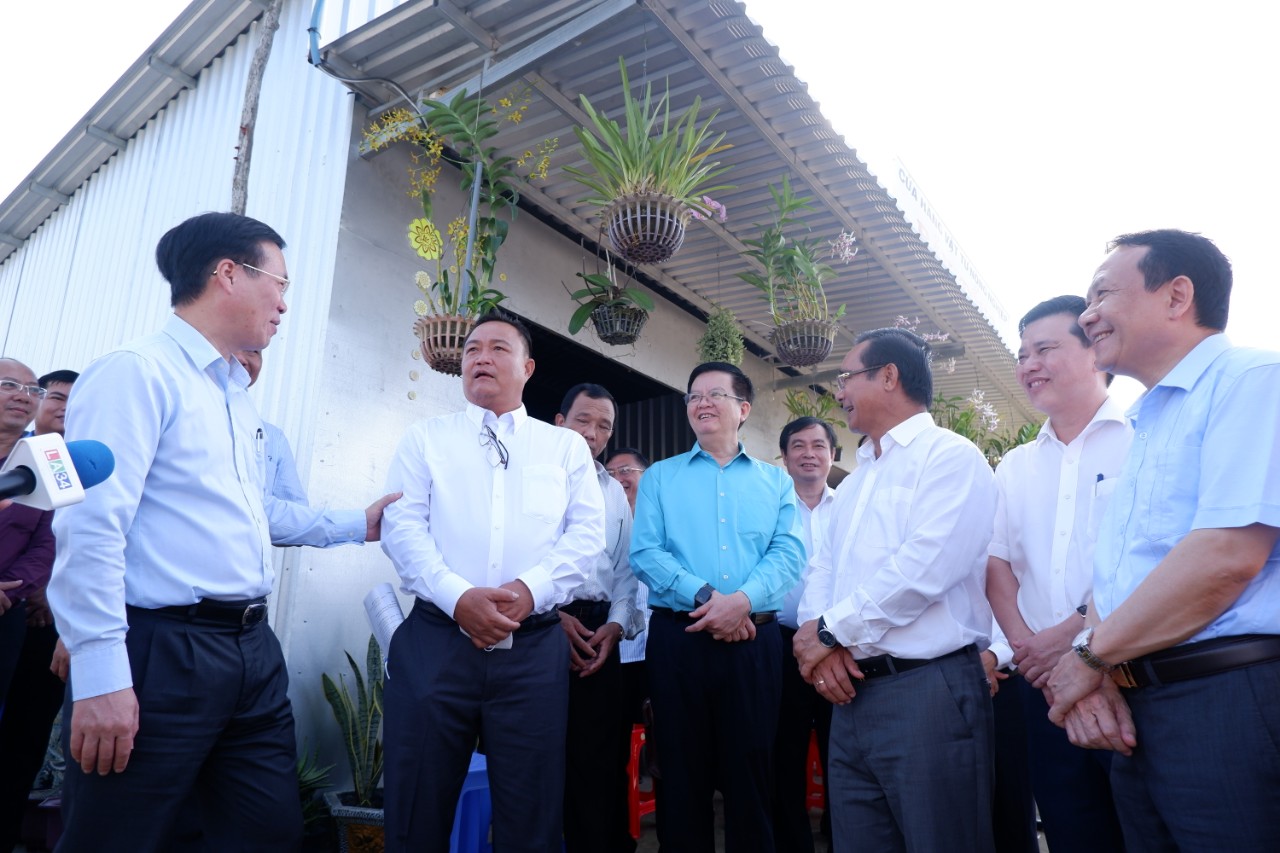 The delegation surveys the area of hi-tech application of vegetables in Phuoc Hau commune, Can Giuoc district