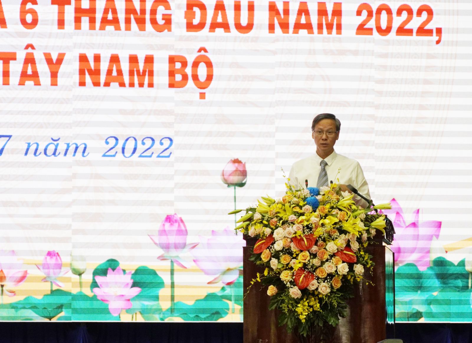 Vice Chairman of Long An Provincial People's Committee - Pham Tan Hoa speaks at the conference