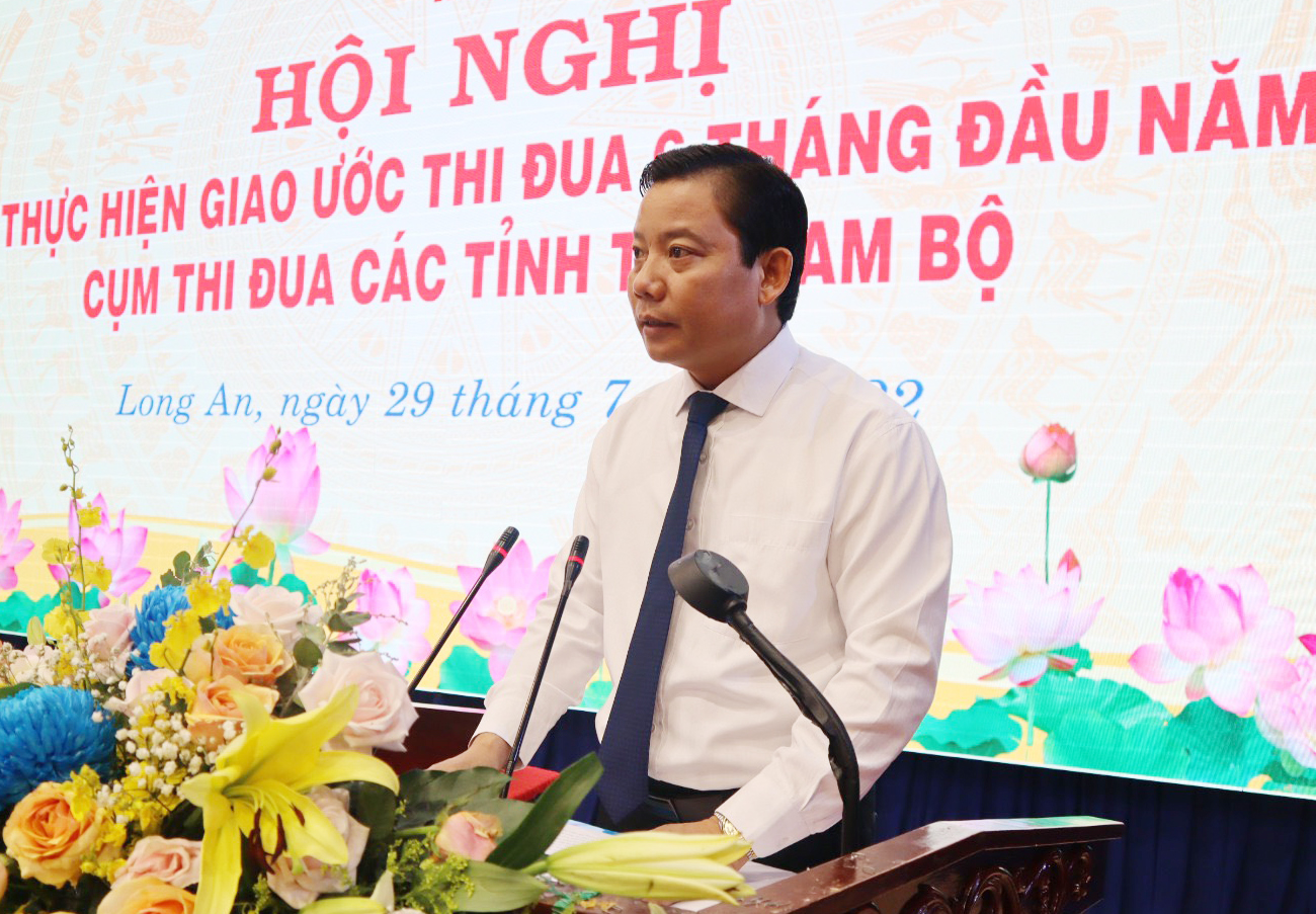 Vice Chairman of Long An Provincial People's Committee - Pham Tan Hoa speaks at the conference