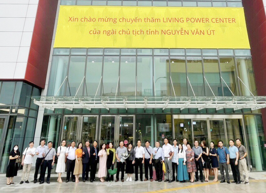 Long An delegation takes pictures with Ambassador Nguyen Vu Tung