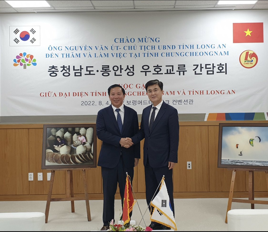 Chairman of Long An People's Committee - Nguyen Van Ut (L) takes a souvenir photo with Governor of Chungcheongnam-do 