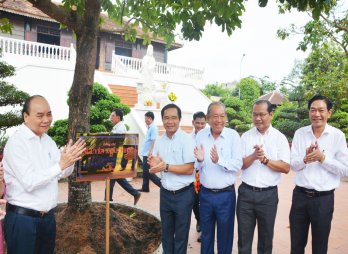 Chủ tịch nước Nguyễn Xuân Phúc dâng hương tại Khu lưu niệm đồng chí Trương Văn Bang