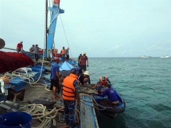 Naval vessel rescues Binh Dinh fishing boat in distress at sea