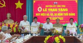 Tân Trụ trao Huy hiệu Đảng cho Đảng viên cao niên đợt 02/9