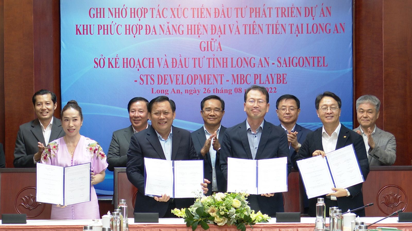 Representatives of Department of Planning and Investment and representatives of SaiGonTel Company, STS Development Group, MBC Playbe Company signed a memorandum of understanding on investment promotion