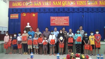 Phó Chủ tịch HĐND tỉnh - Mai Văn Nhiều trao quà trung thu cho trẻ em có hoàn cảnh đặc biệt khó khăn