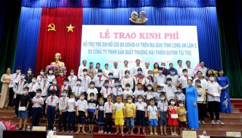 Trao kinh phí hỗ trợ trẻ em mồ côi do Covid-19